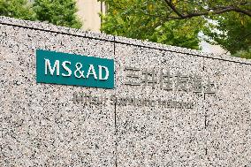 Mitsui Sumitomo Insurance Company signboard and logo